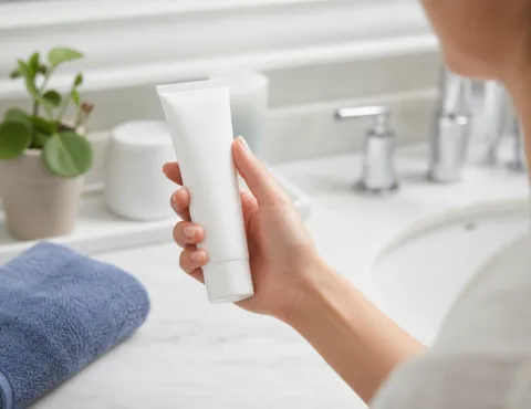 Does Acne-Prone Skin Still Need Moisturizer? How to Choose Without Guessing
